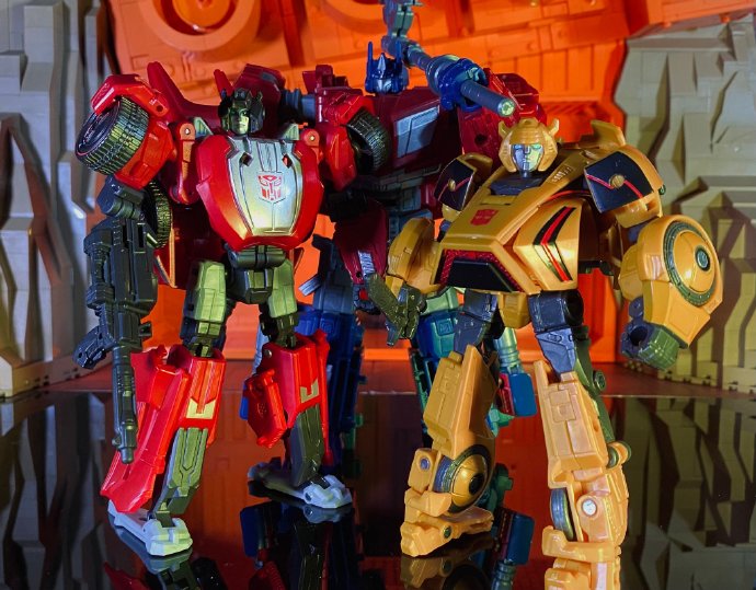 SS-111 Concept Art Sunstreaker & GE-07 Sideswipe In-Hand